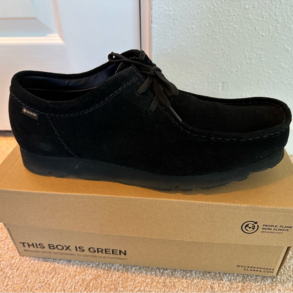 Clark’s goretex waterproof wallabees in black suede leather size 10.5